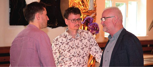 Bürgermeister René Schöne (rechts) während des Gesprächs mit
Klimaschutz-Experten Herrn Hannes Gerold (SAENA Dresden,
mitte) und Herrn Robert Knothe (Klimamanager Landkreis
Görlitz, links). Bürgermeister während des Gesprächs mit Klimaschutz-Experten